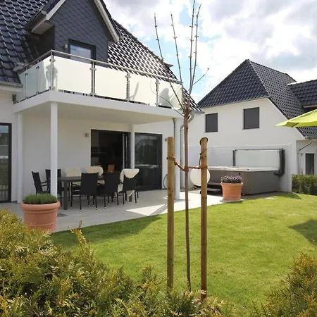Holiday home Haus Seeblick Modern Retreat Goehren-Lebbin